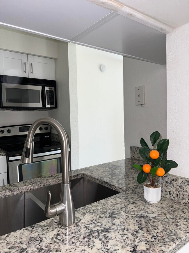 Building Photo - 899 Riverside Dr