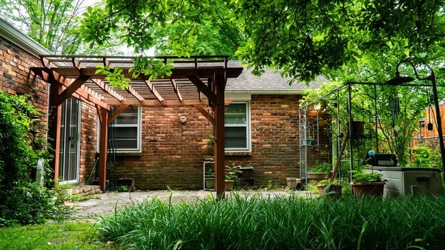 Building Photo - Four bedroom in Nashville