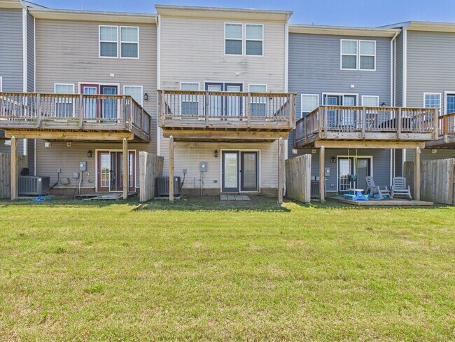 Building Photo - 1405 Kerr Dr