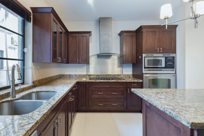 Building Photo - 324 SW 30th Rd