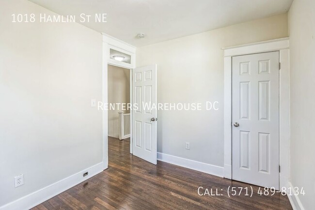 Building Photo - Newly renovated 3bd/1.5bth end unit TH Nes...