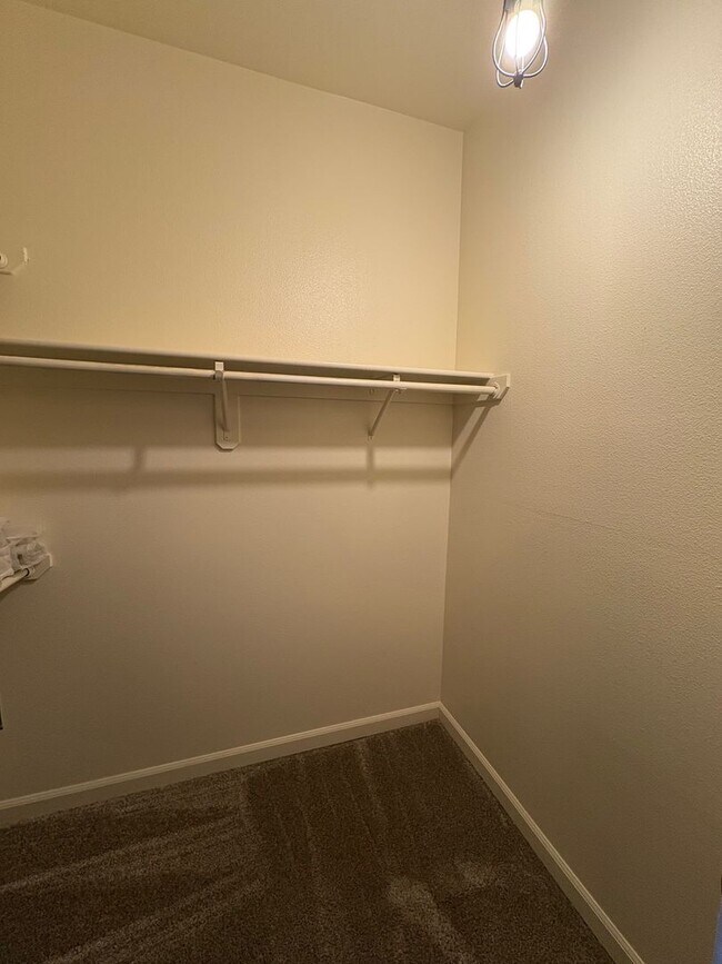 Building Photo - Gated community 2 Bedroom 2 Bath Condo