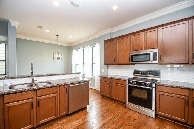 Building Photo - 2222 Hilshire Lake Dr