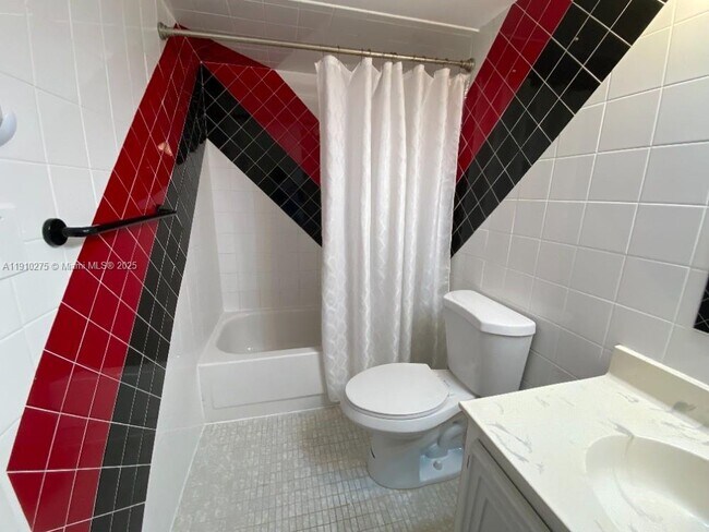 Building Photo - 800 Parkview Dr