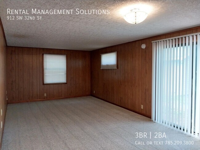 Building Photo - *BONUS LIVING ROOM* 912 SW 32nd St- 3 BED/...