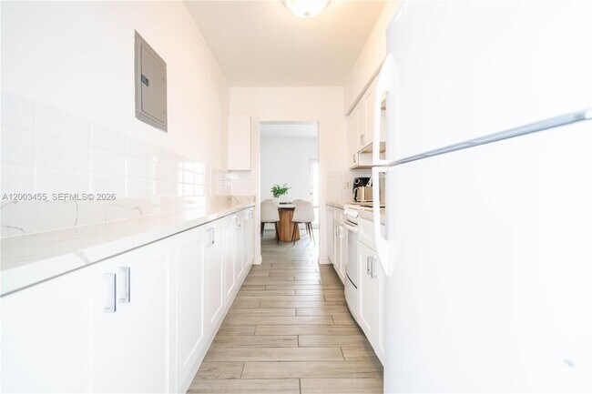 Building Photo - 1750 S Treasure Dr