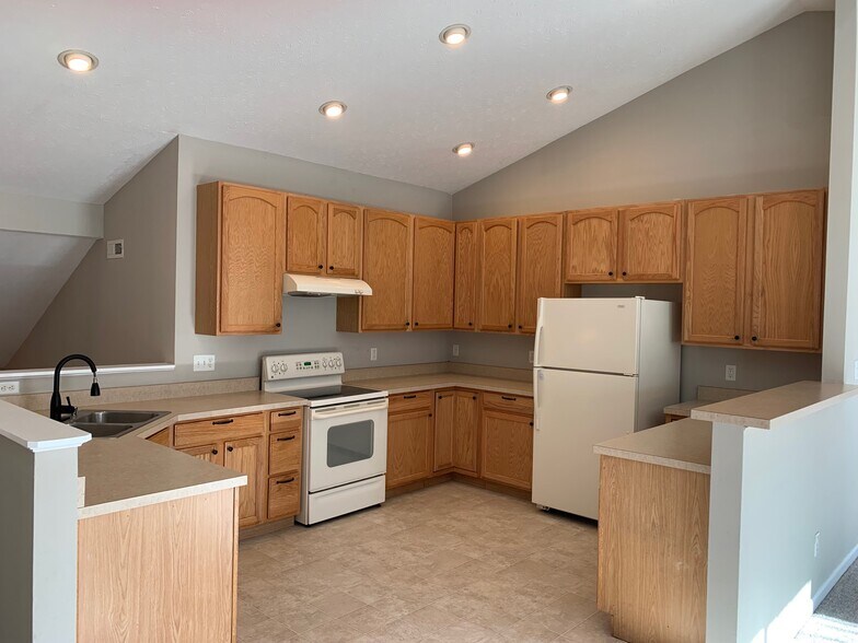 Full size Kitchen, Huge cabinet space & Lazy Susans - 3857 Thorngate Dr