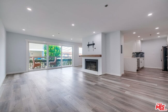 Building Photo - 230 S Catalina Ave