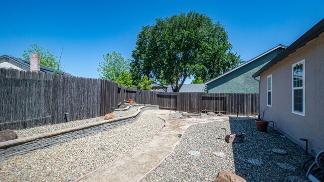Building Photo - 3 Bedroom Home in Vacaville
