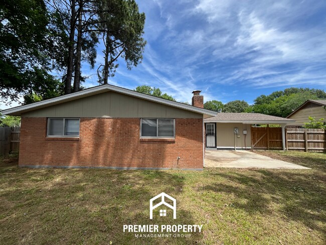 Building Photo - Charming 3BR/1.5BA in 38118 | Vaulted Ceilings, Fireplace & Formal Dining
