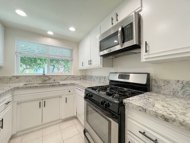 Building Photo - Single-Story Condo Steps from OC Fairgrounds & Minutes to Eastside Costa Mesa