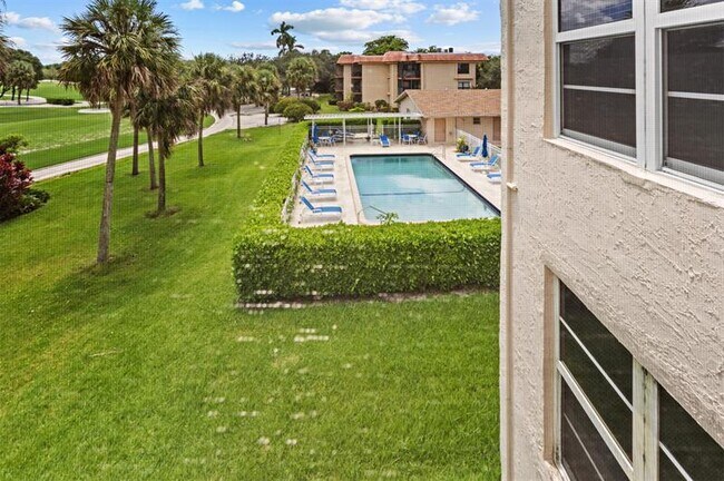 Building Photo - 250 Jacaranda Dr