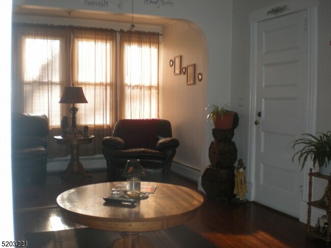 Building Photo - 147 Phelps Ave