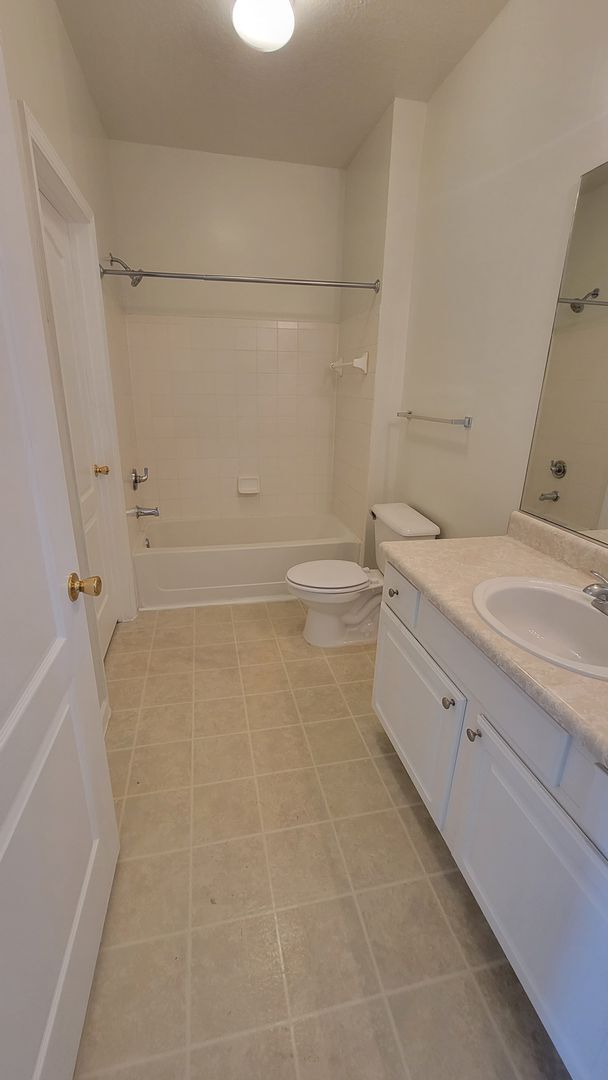 Building Photo - The Villas Condominiums  2/2 AVAILALBE NOW!