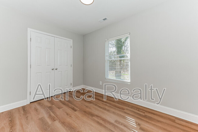 Building Photo - 1217 Skyview Rd