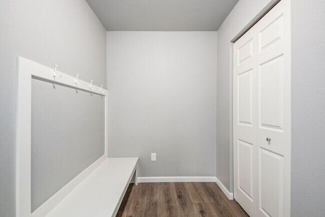 Building Photo - 2214 Macatawa Ln