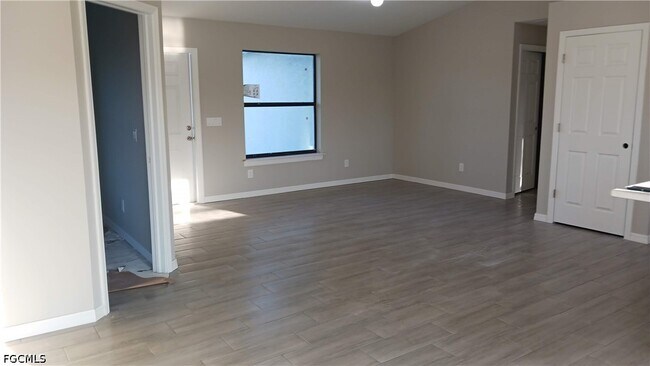 Building Photo - 934 Marilyn Ave S