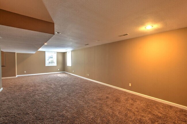 Building Photo - Forsyth Home!  4 Beds 3.5 Baths with Finis...
