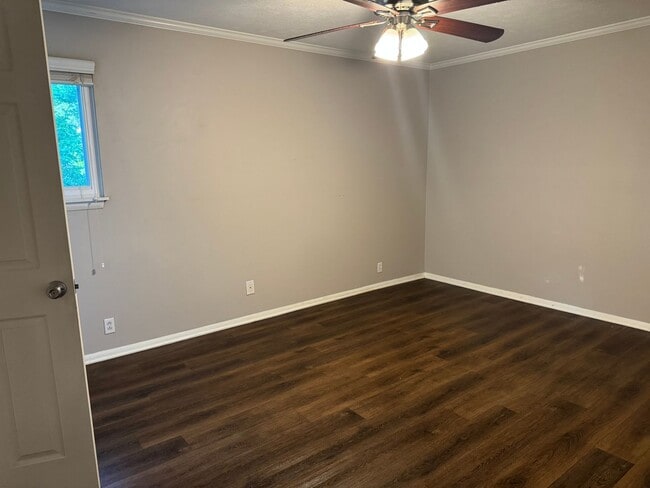 Building Photo - Charming 3 bed 2 bath Townhouse near Nippe...