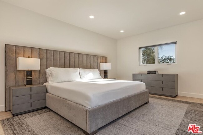 Building Photo - 703 N Maple Dr