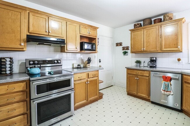 Building Photo - Nice Midtown Bungalow