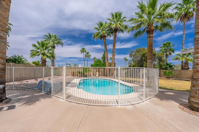 Building Photo - 2426 E Sahuaro Dr