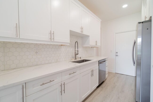 Building Photo - 205 River Bluff Ln