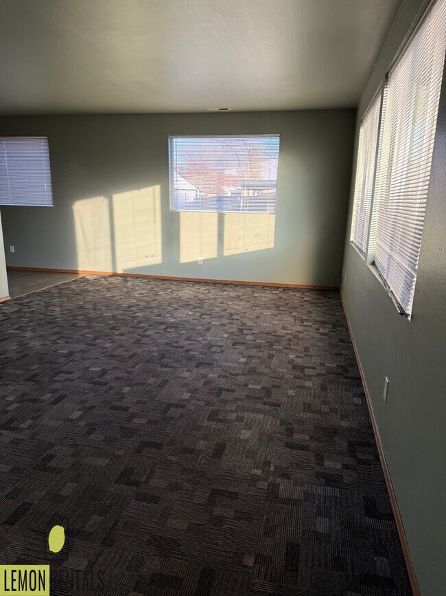 Building Photo - 1215 Ledwich Ave