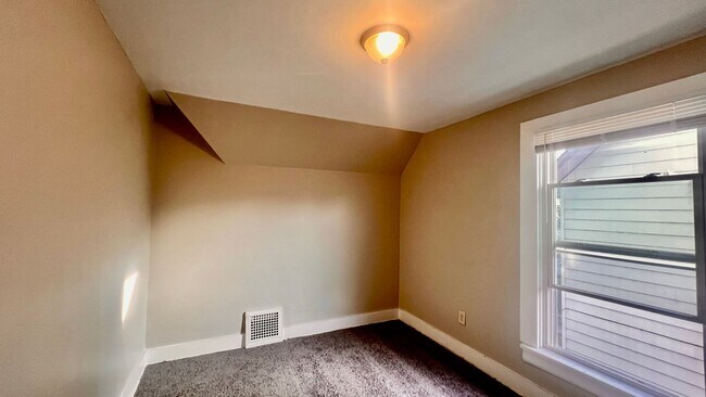 Building Photo - Ginormous 6 Bed Single Family Home | Main Level Laundry | Appliances Included | Rear Deck & Front...