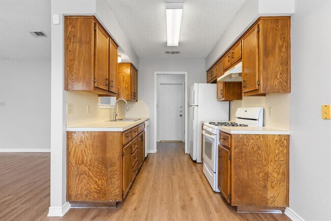 Building Photo - 506 Lakeway Dr