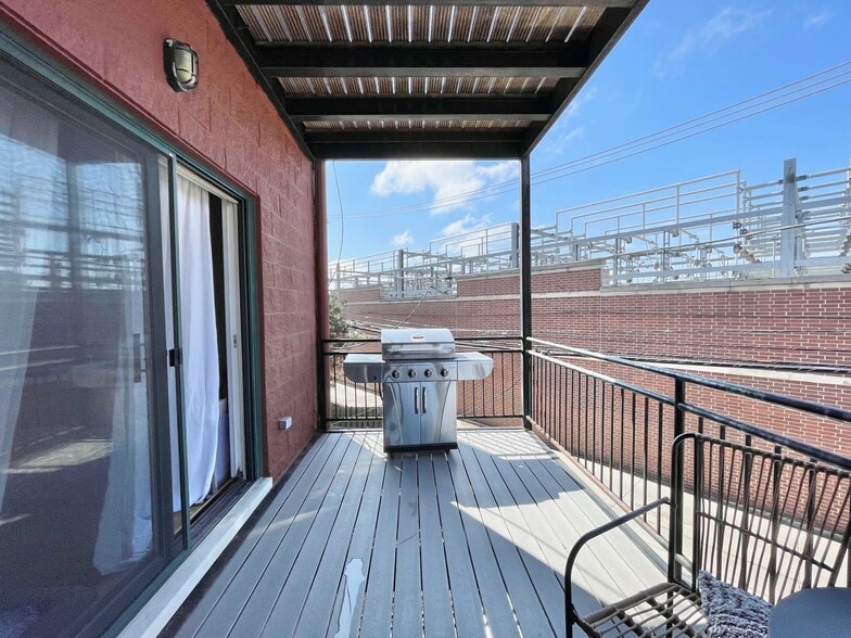 Building Photo - 2734 N Wolcott Ave