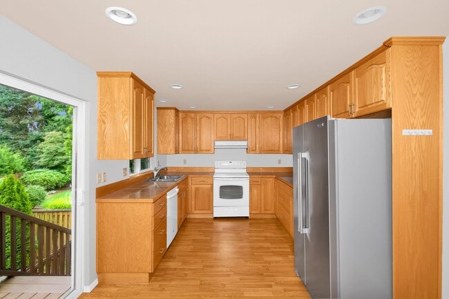 Building Photo - 4 Bedroom 3 Bath Split Level Kirkland