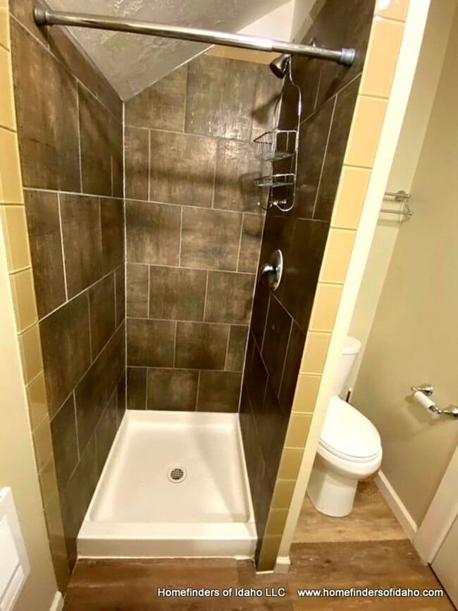 Building Photo - Charming North-end Loft Apartment!