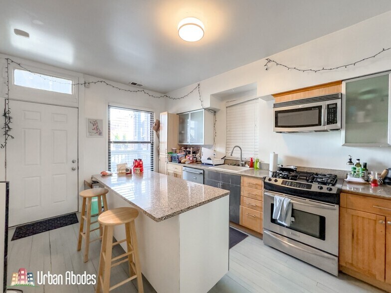 Building Photo - 3245 N Lakewood Ave