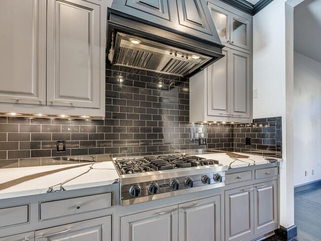 Building Photo - 109 NE 3rd St