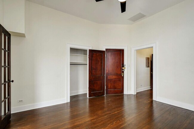 Building Photo - 423 W Woodlawn Ave