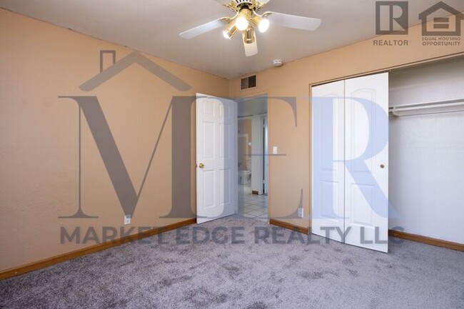 Building Photo - 3Bed/2Bath at 35th/Cactus! $1499 MOVE-IN S...