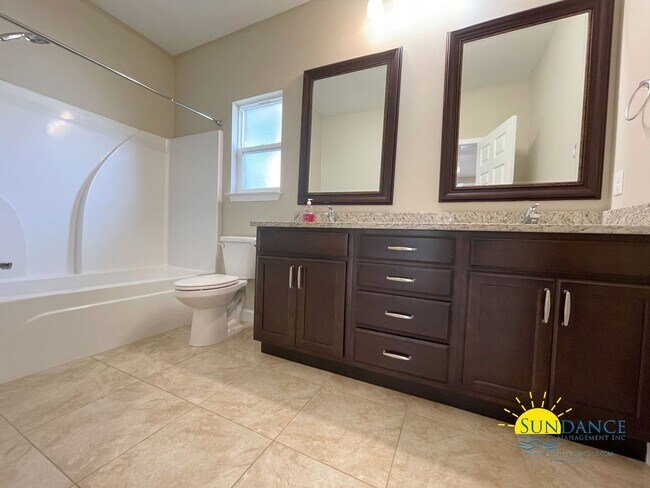 Building Photo - Pristine 3 Bedroom Home in Mary Esther!