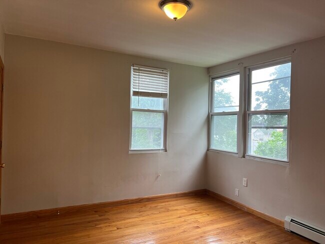 Building Photo - 42 Waugh St
