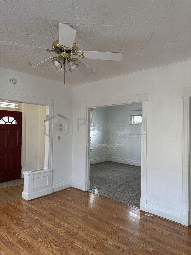 Building Photo - 128 E Truman Ave