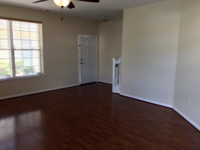 Building Photo - Beautiful townhouse style condo in Ridgely Manor - App Pending!