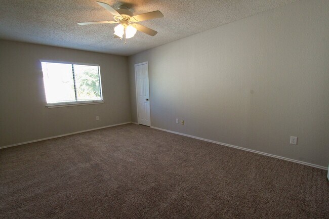 Building Photo - Updated 4 Bedroom • 2.5 Bath • West Round Rock • Downstairs Primary Suite • Two Living Areas • La...