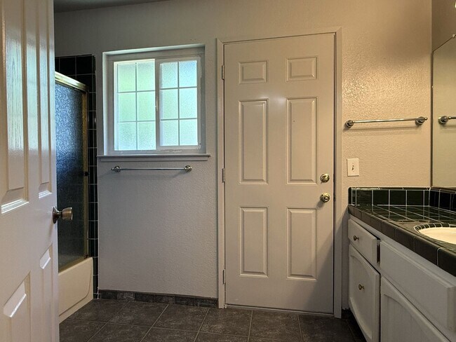 Building Photo - Move in special, Half off first month's re...