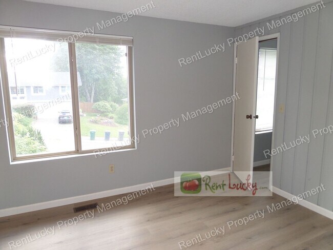 Building Photo - Wonderful & Updated 3-Bedroom Home w/Custom Chicken Coop in Redmond FOR RENT!!