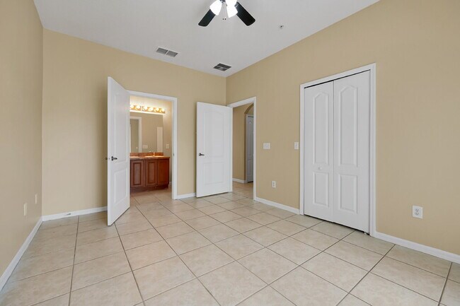 Building Photo - "Charming 3-Bed, 2-Bath Condo Oasis in Orlando – 1,000 Sq Ft of Comfort!"