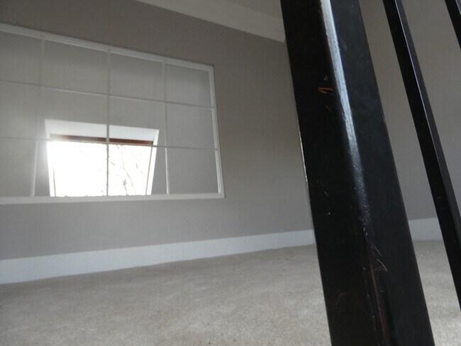 Building Photo - 98 Maple St