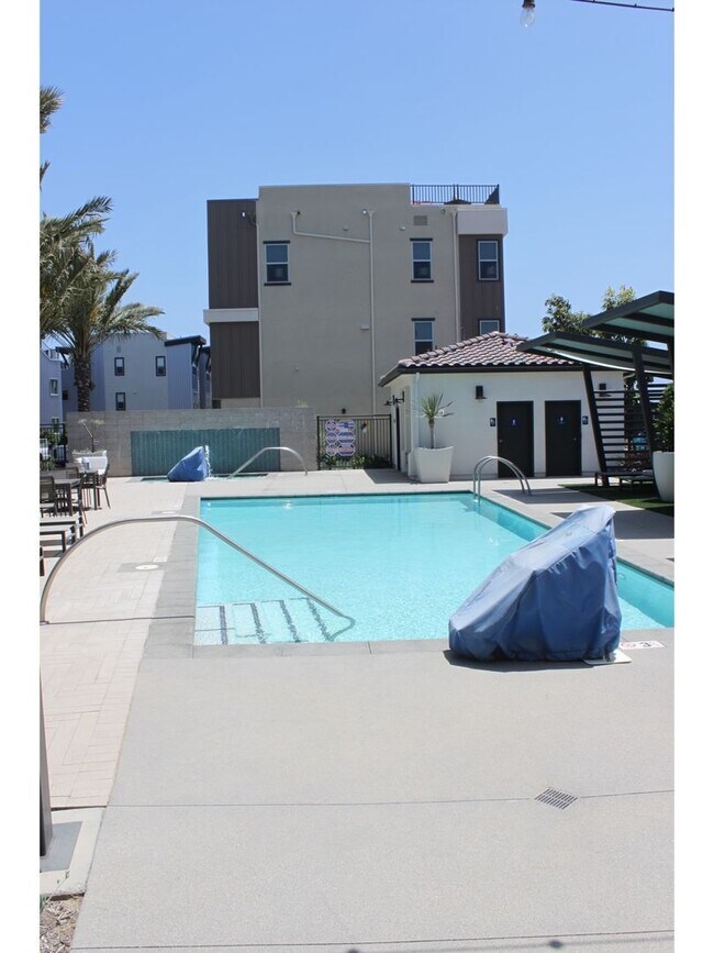 Building Photo - 1625 Hampton Dr