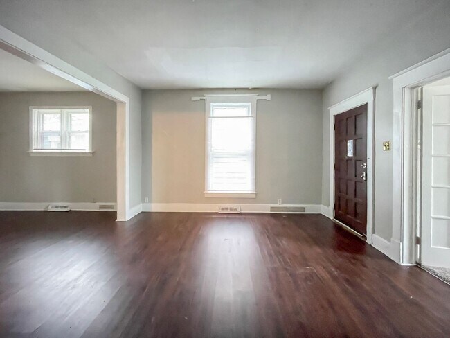 Building Photo - 824 W Beechwood Ave