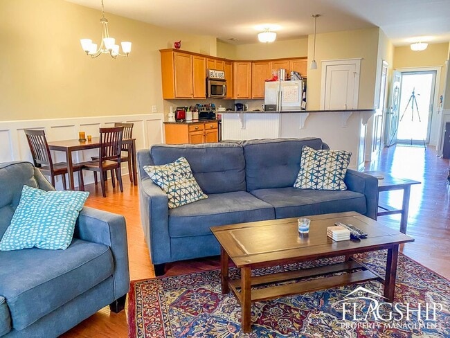 Building Photo - Gorgeous Townhouse in Grey Fox Run