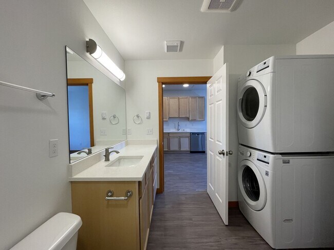 Building Photo - AVAILABLE NOW (FLEXIBLE TERMS): 3 bdrm, 1 bath Unit Near WWU and Downtown! FLEXIBLE LEASE DATES!